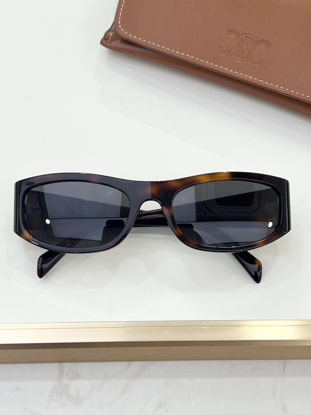 
Celin*
高级感拉满✔️
半包式弧度设计
标志性金色logo
MODELCL40085I
SIZE