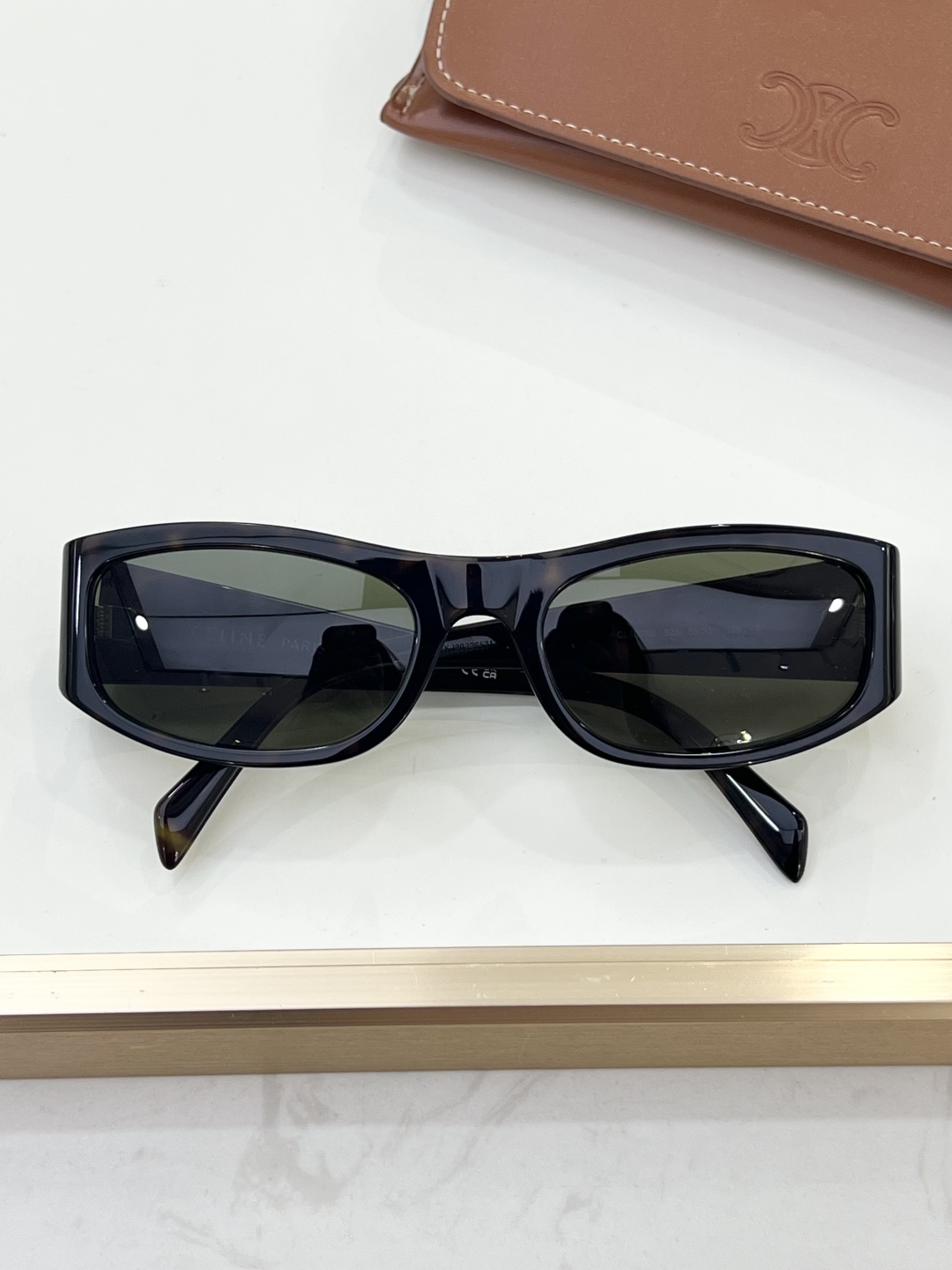 
Celin*
高级感拉满✔️
半包式弧度设计
标志性金色logo
MODELCL40085I
SIZE