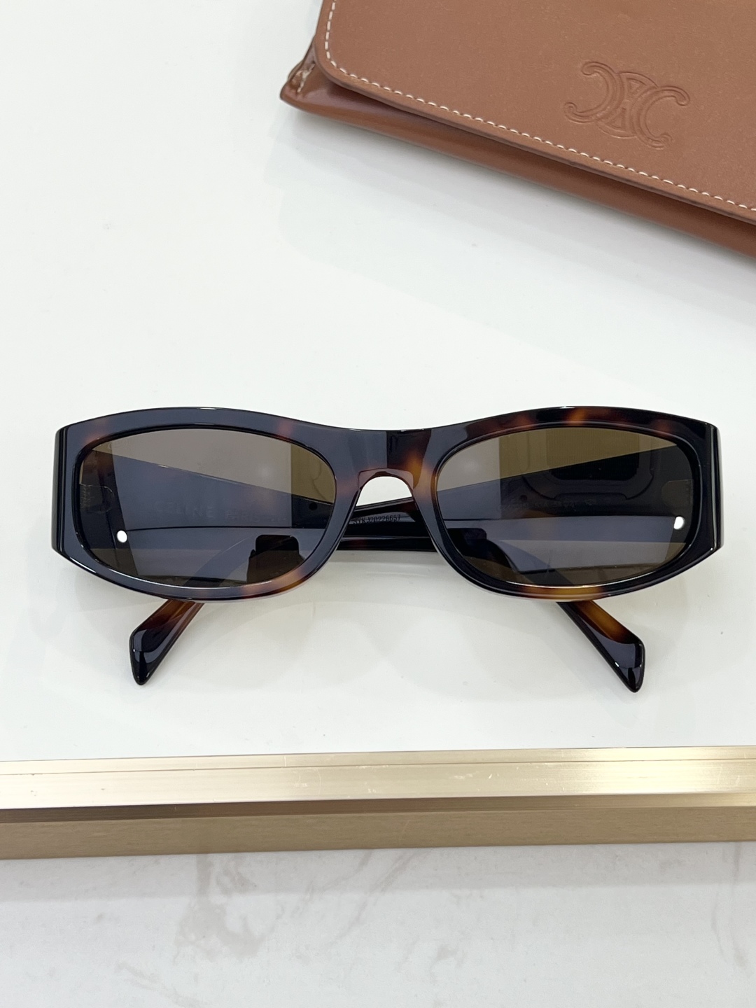 
Celin*
高级感拉满✔️
半包式弧度设计
标志性金色logo
MODELCL40085I
SIZE