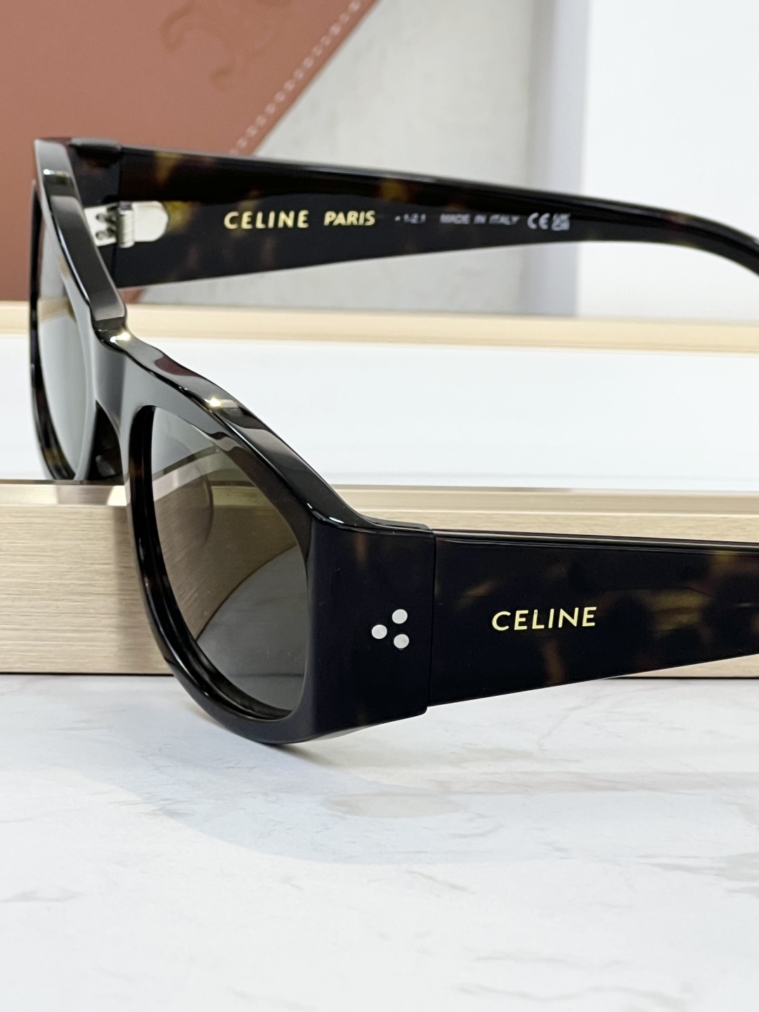 
Celin*
高级感拉满✔️
半包式弧度设计
标志性金色logo
MODELCL40085I
SIZE