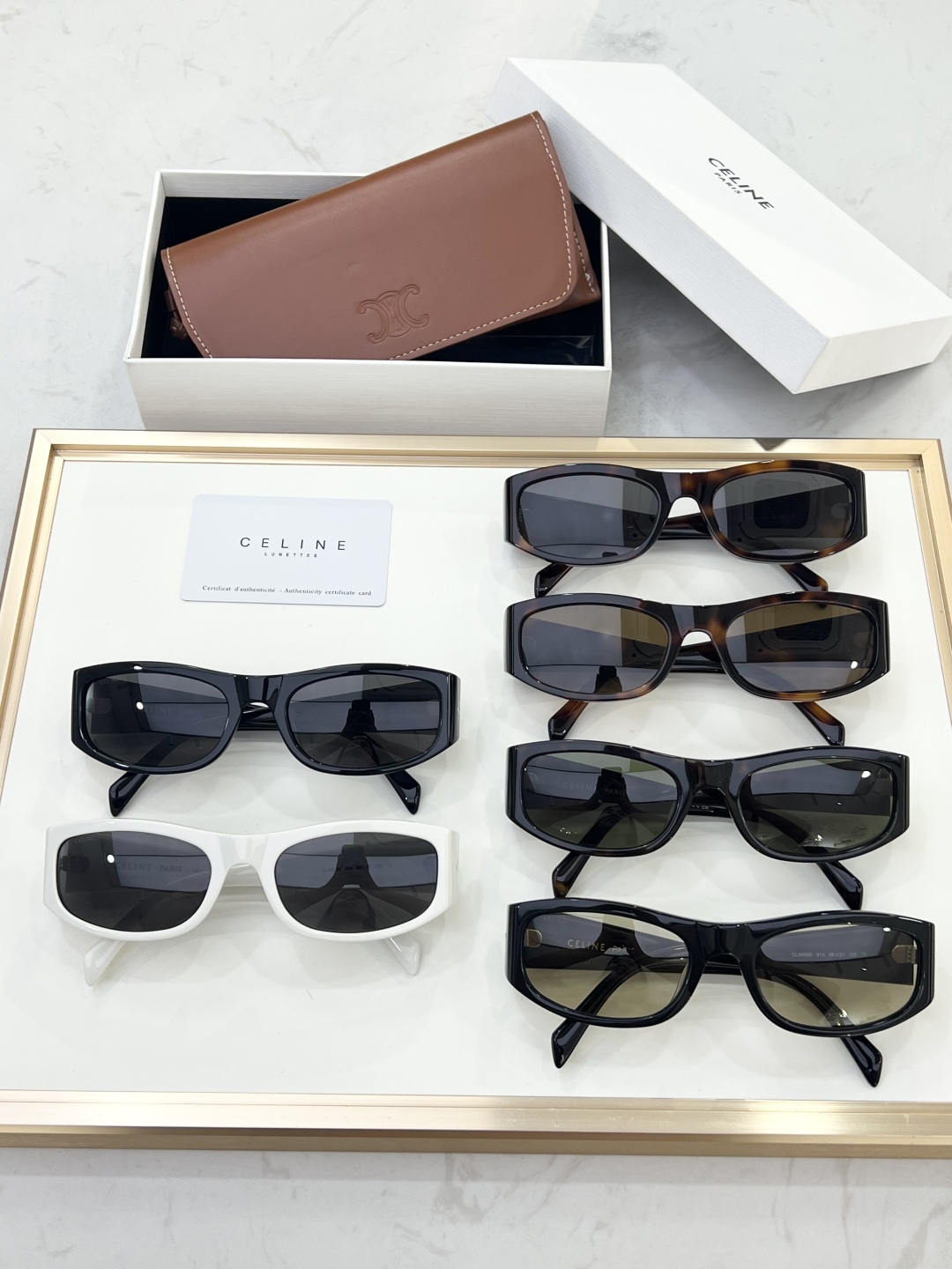 
Celin*
高级感拉满✔️
半包式弧度设计
标志性金色logo
MODELCL40085I
SIZE