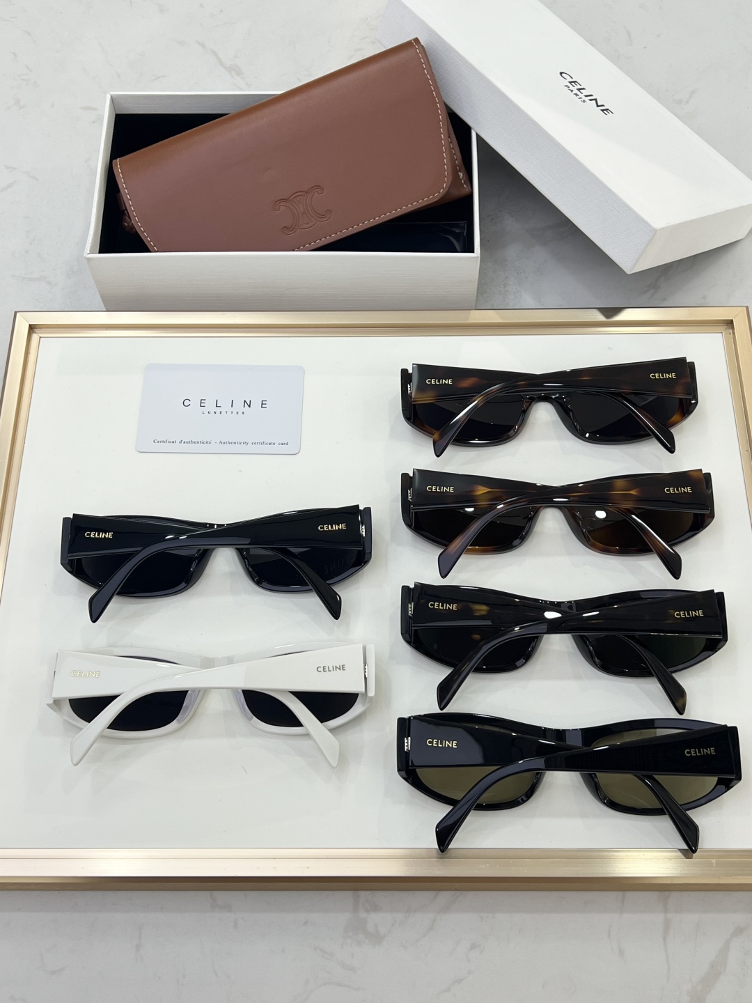 
Celin*
高级感拉满✔️
半包式弧度设计
标志性金色logo
MODELCL40085I
SIZE
