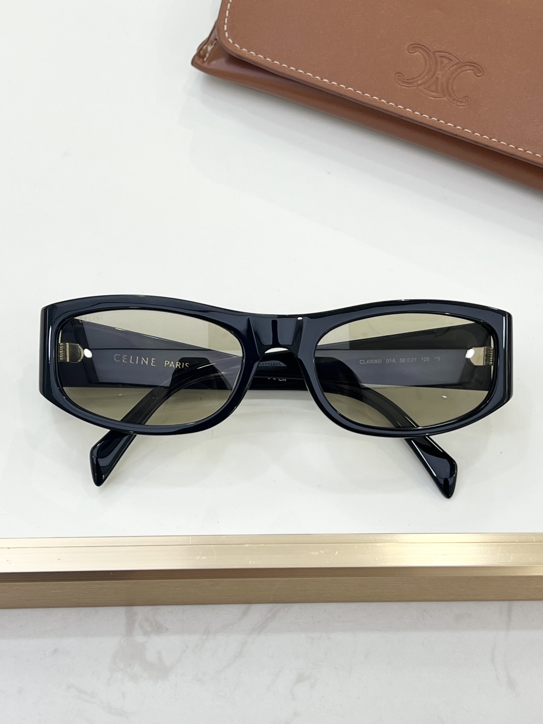 
Celin*
高级感拉满✔️
半包式弧度设计
标志性金色logo
MODELCL40085I
SIZE