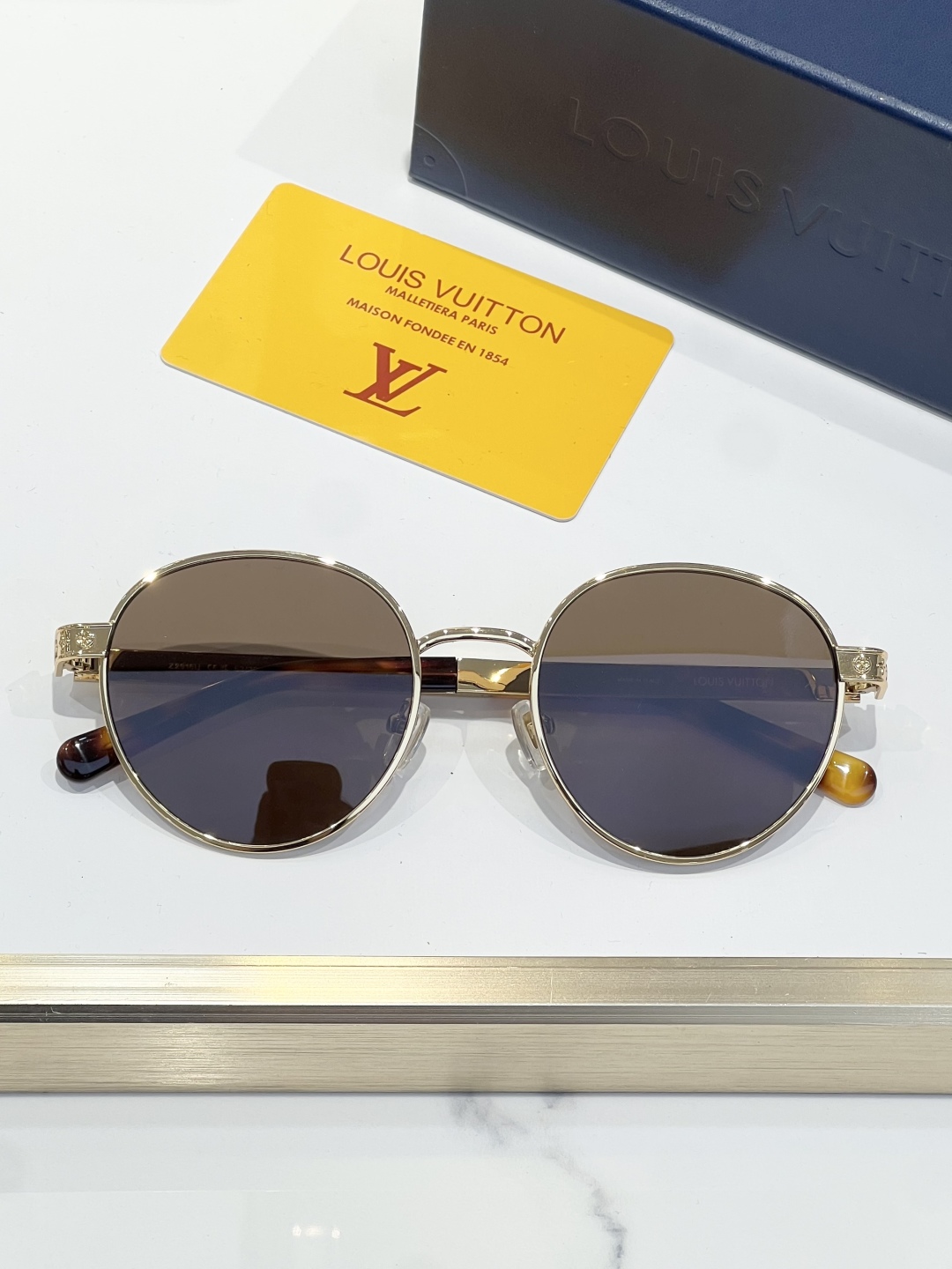 
LOUIS VUITTO*LV Aura Square 太阳眼镜为大号方形边框含蓄融入 Monogra