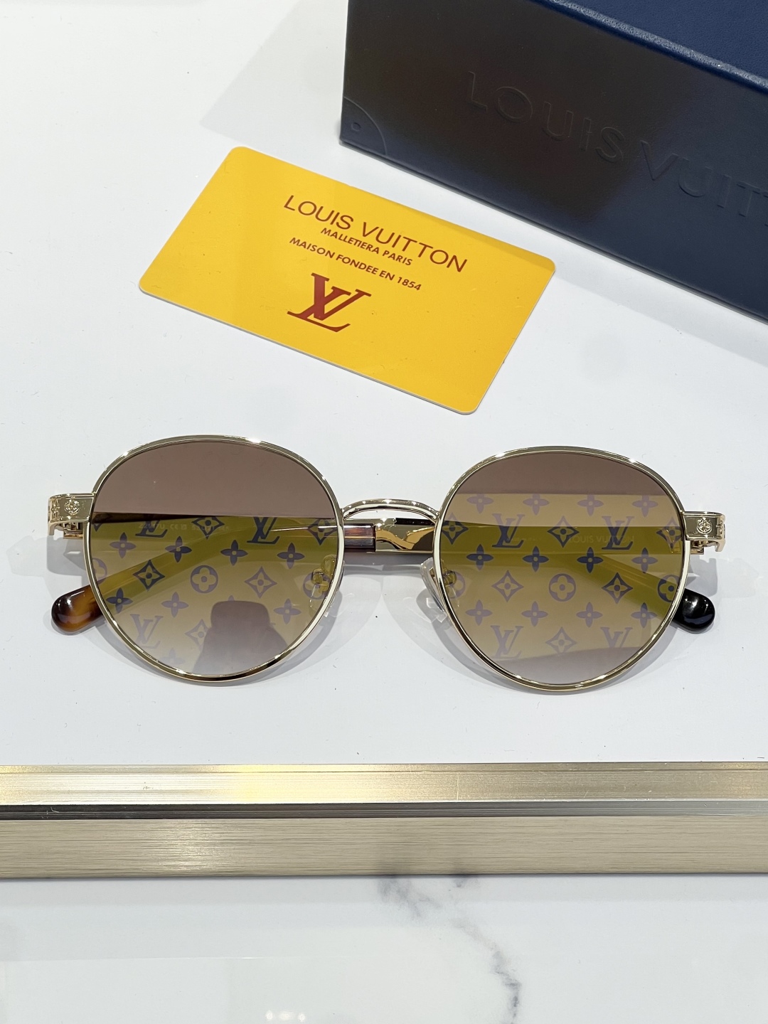 
LOUIS VUITTO*LV Aura Square 太阳眼镜为大号方形边框含蓄融入 Monogra