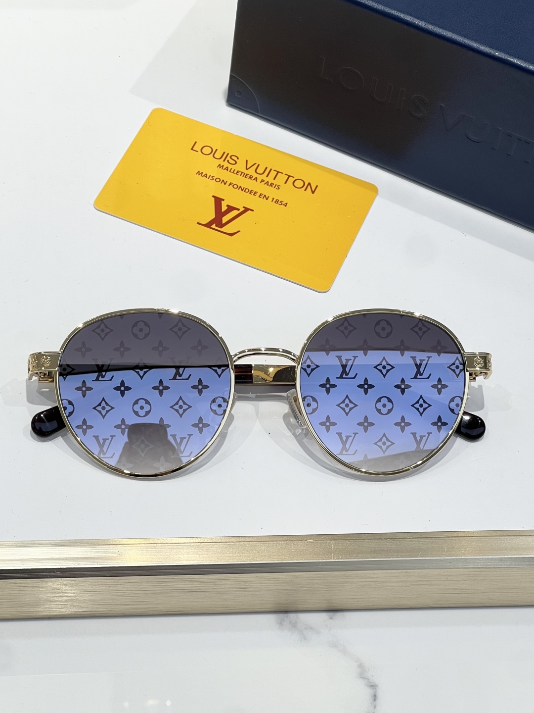 
LOUIS VUITTO*LV Aura Square 太阳眼镜为大号方形边框含蓄融入 Monogra