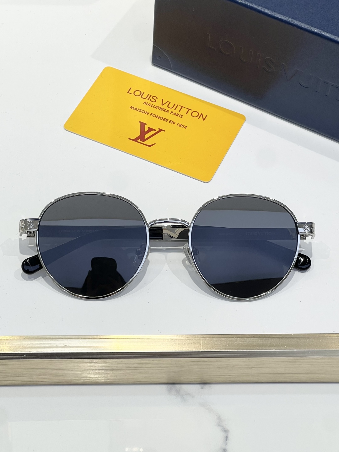 
LOUIS VUITTO*LV Aura Square 太阳眼镜为大号方形边框含蓄融入 Monogra