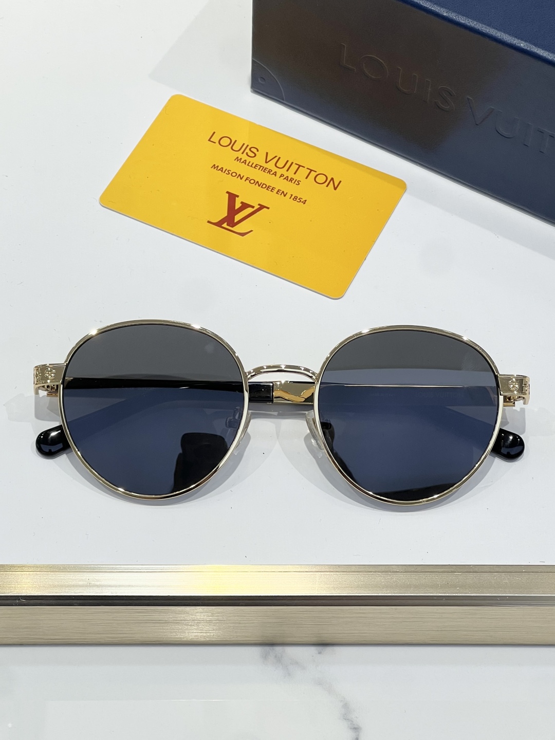 
LOUIS VUITTO*LV Aura Square 太阳眼镜为大号方形边框含蓄融入 Monogra