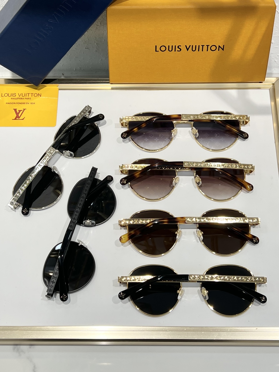 
LOUIS VUITTO*LV Aura Square 太阳眼镜为大号方形边框含蓄融入 Monogra