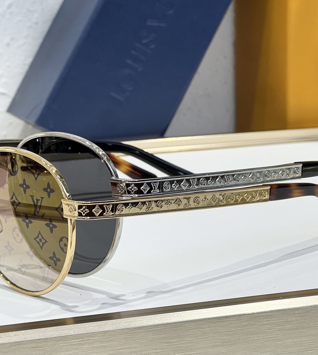 
LOUIS VUITTO*LV Aura Square 太阳眼镜为大号方形边框含蓄融入 Monogra