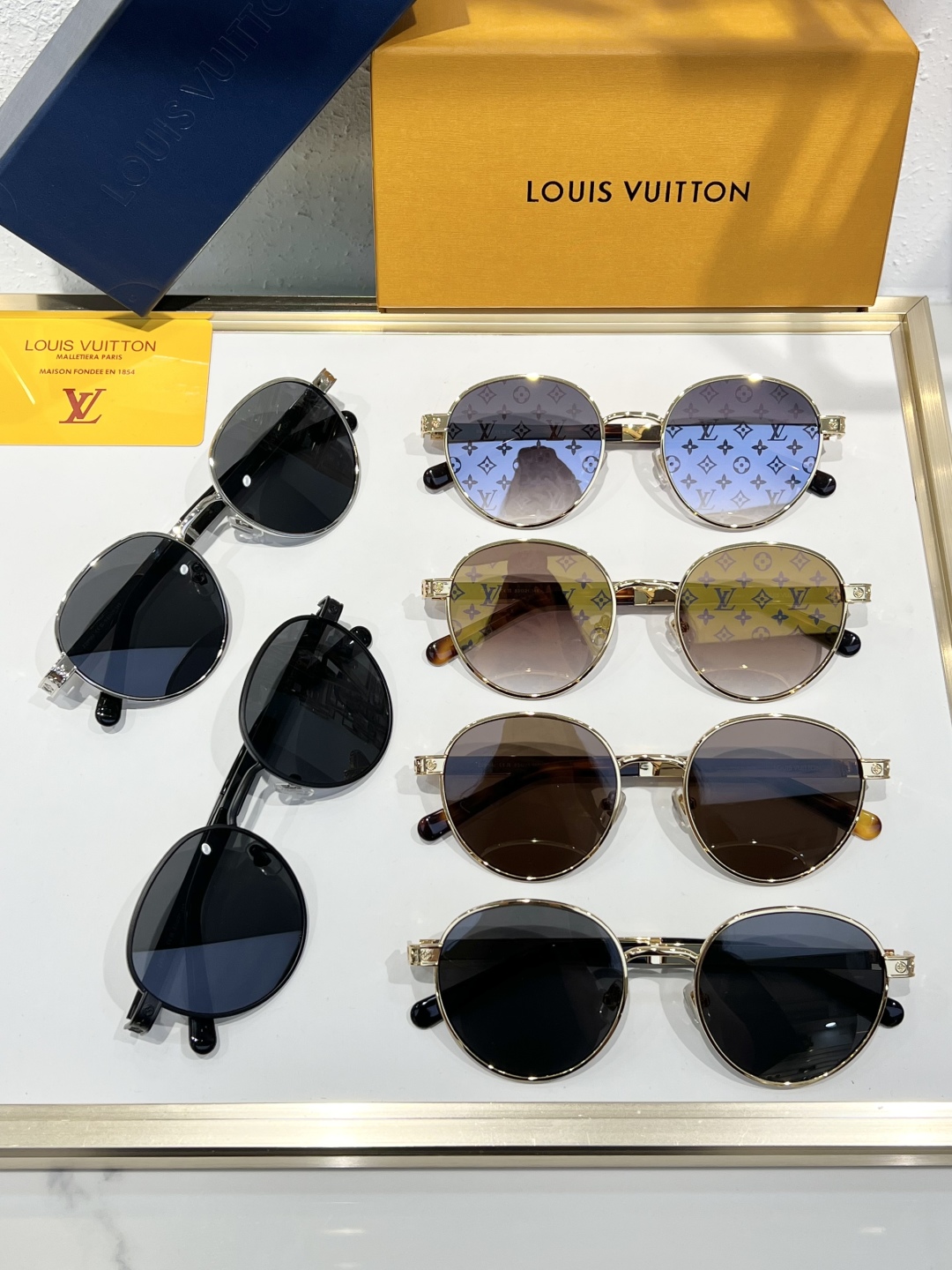 
LOUIS VUITTO*LV Aura Square 太阳眼镜为大号方形边框含蓄融入 Monogra