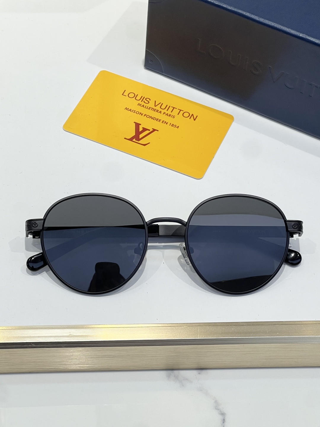 
LOUIS VUITTO*LV Aura Square 太阳眼镜为大号方形边框含蓄融入 Monogra