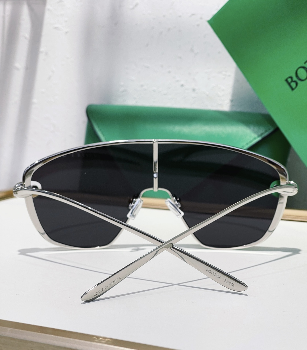 💯Bottega Venet*葆蝶家时尚芭莎款～，两侧金属绳结细节，一体式镜片，大框风镜设计，时尚感满满