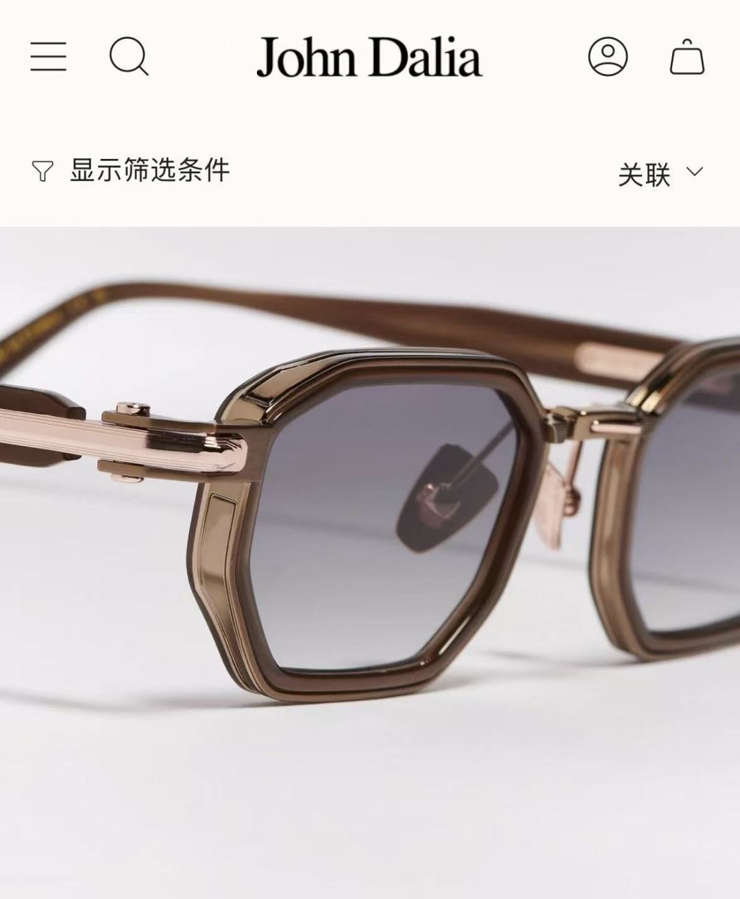 💯JOHN Dalia 限量发售AXEL胶架款 矩形中性镜框，巧妙地将贵金属结构与黄金金属饰面融合在一起，呈现出精致的材