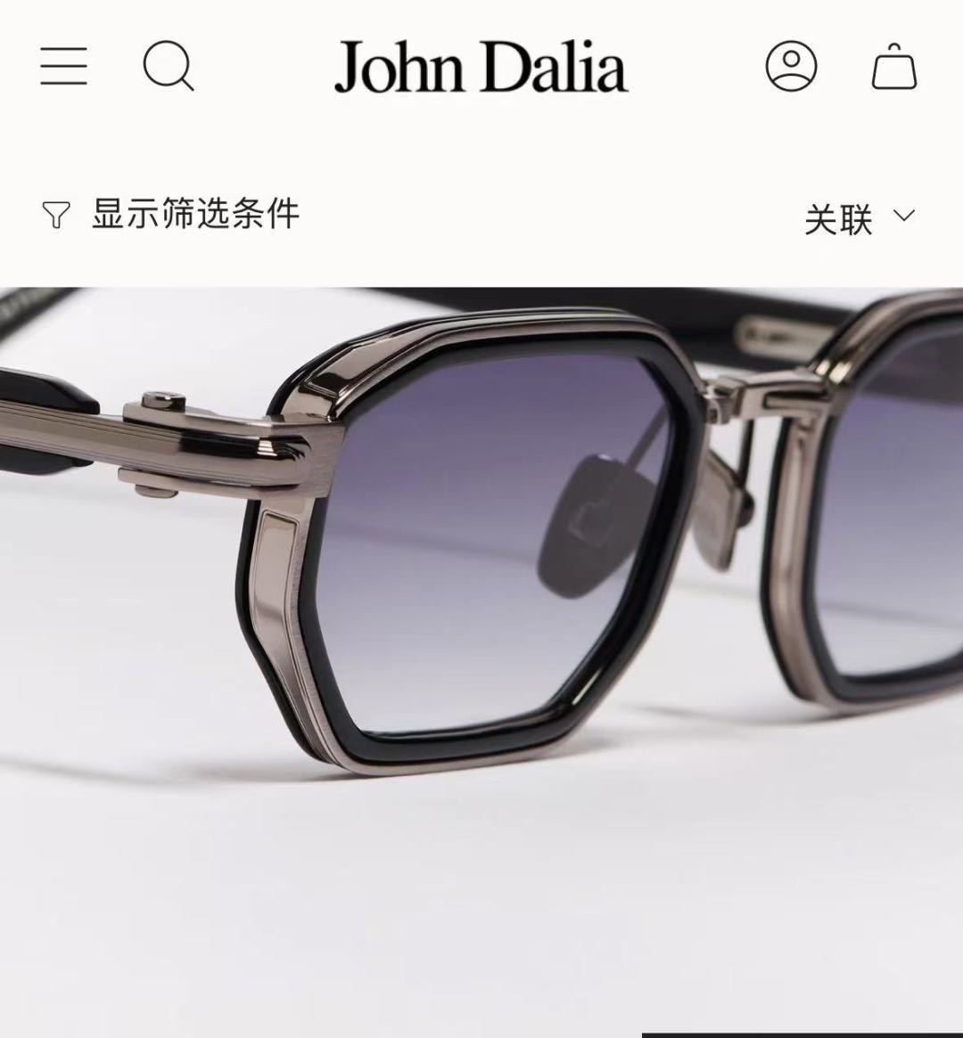 💯JOHN Dalia 限量发售AXEL胶架款 矩形中性镜框，巧妙地将贵金属结构与黄金金属饰面融合在一起，呈现出精致的材