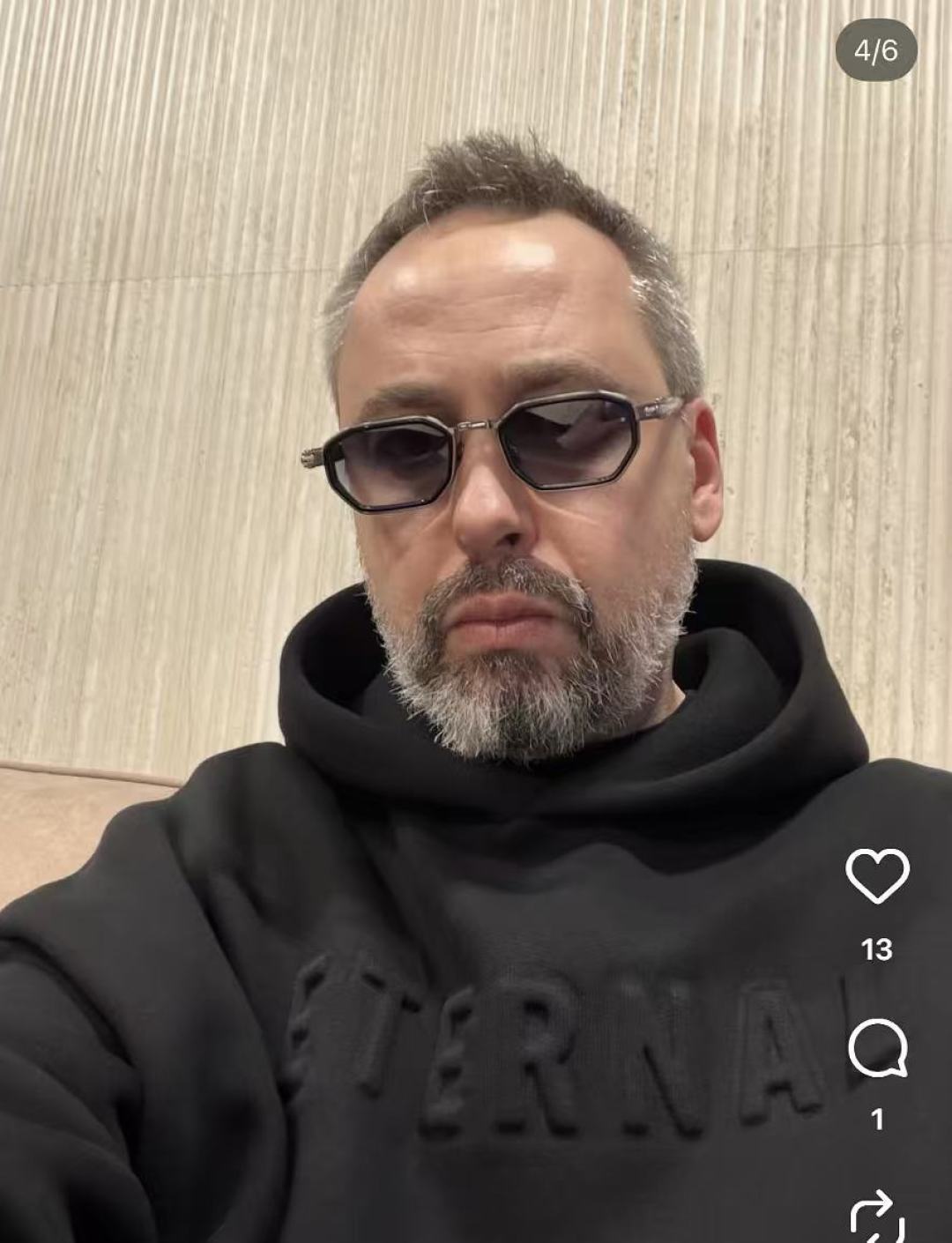 💯JOHN Dalia 限量发售AXEL胶架款 矩形中性镜框，巧妙地将贵金属结构与黄金金属饰面融合在一起，呈现出精致的材