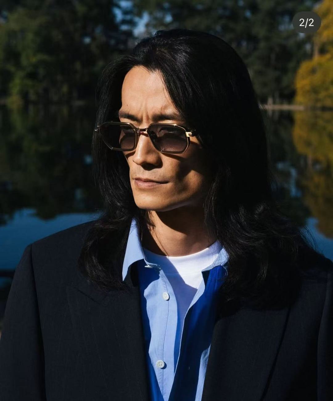 💯JOHN Dalia 限量发售AXEL胶架款 矩形中性镜框，巧妙地将贵金属结构与黄金金属饰面融合在一起，呈现出精致的材