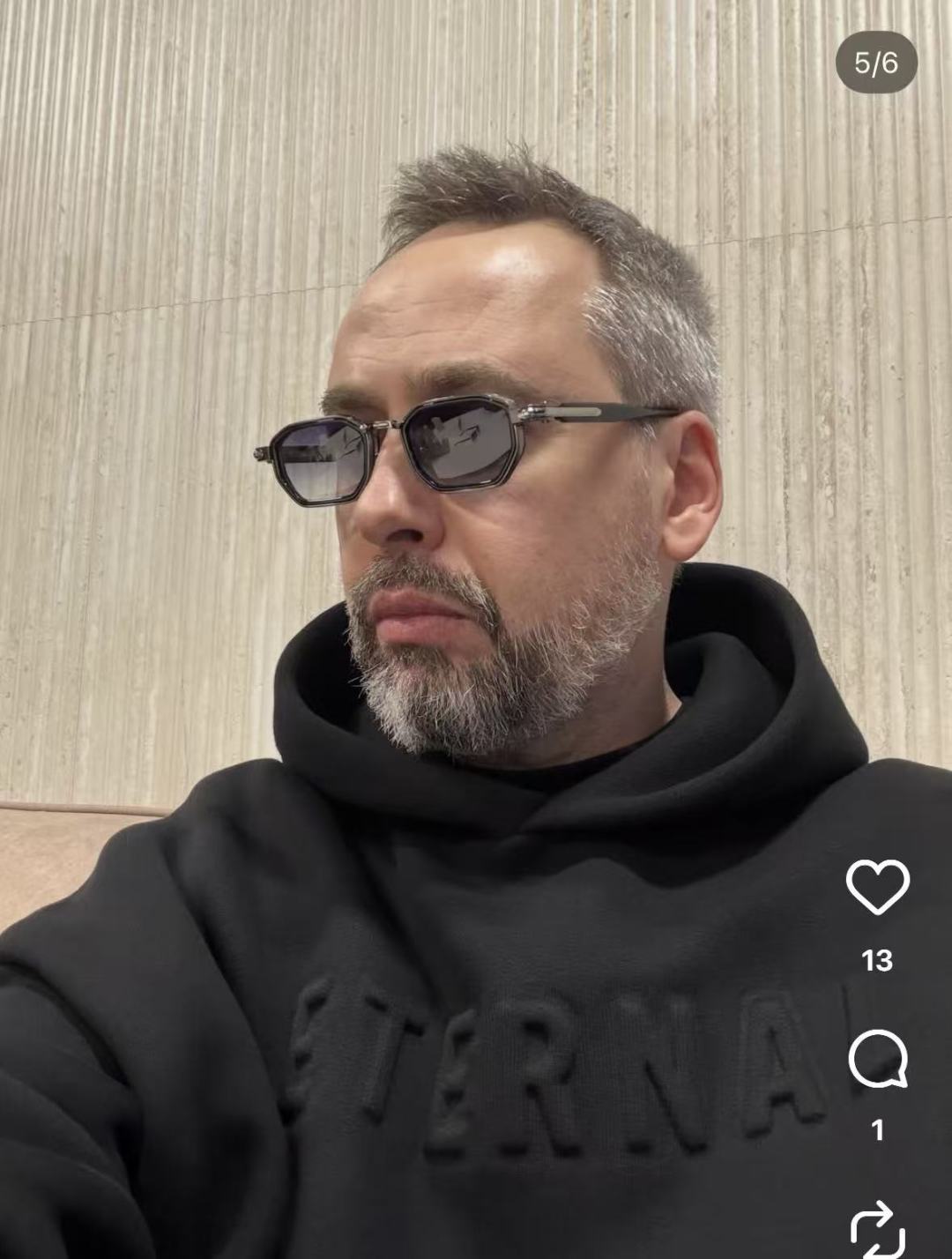 💯JOHN Dalia 限量发售AXEL胶架款 矩形中性镜框，巧妙地将贵金属结构与黄金金属饰面融合在一起，呈现出精致的材