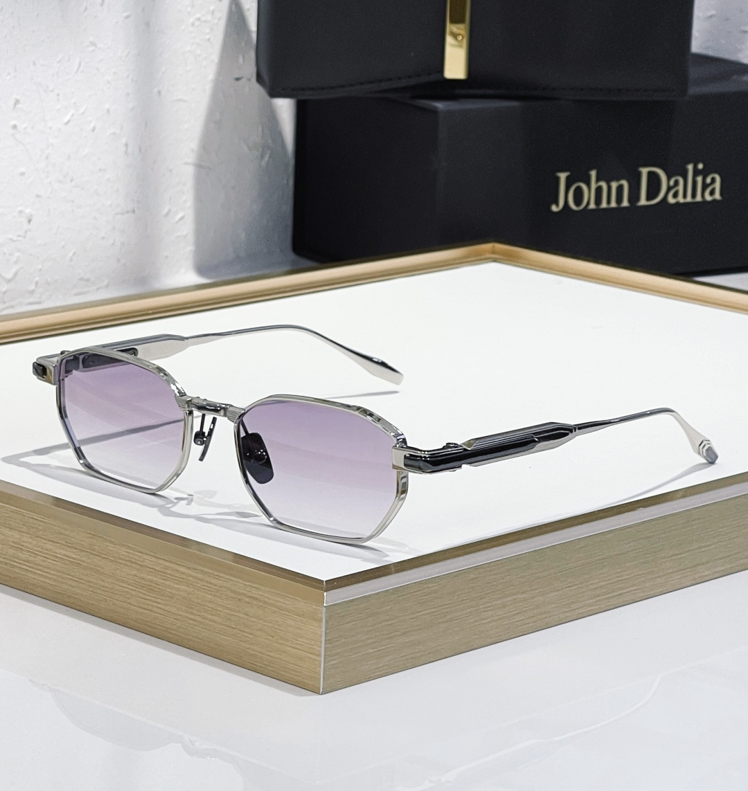💯JOHN Dalia 限量发售AXEL 男女皆宜的矩形镜框，贵金属镜框搭配金属细节，完美融合多种材质。镜框采用突出式鼻