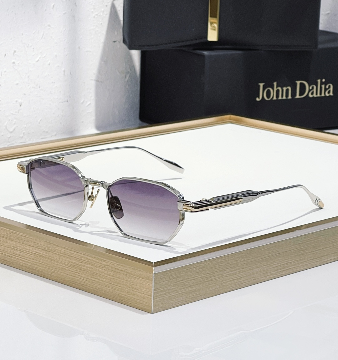 💯JOHN Dalia 限量发售AXEL 男女皆宜的矩形镜框，贵金属镜框搭配金属细节，完美融合多种材质。镜框采用突出式鼻