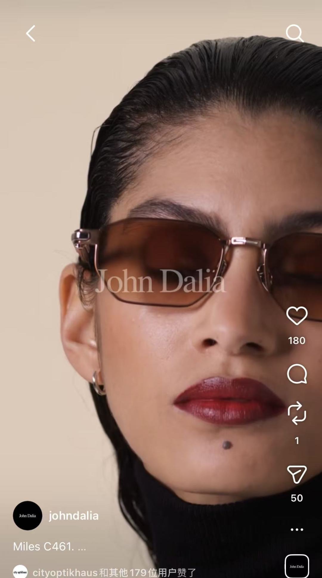 💯JOHN Dalia 限量发售AXEL 男女皆宜的矩形镜框，贵金属镜框搭配金属细节，完美融合多种材质。镜框采用突出式鼻
