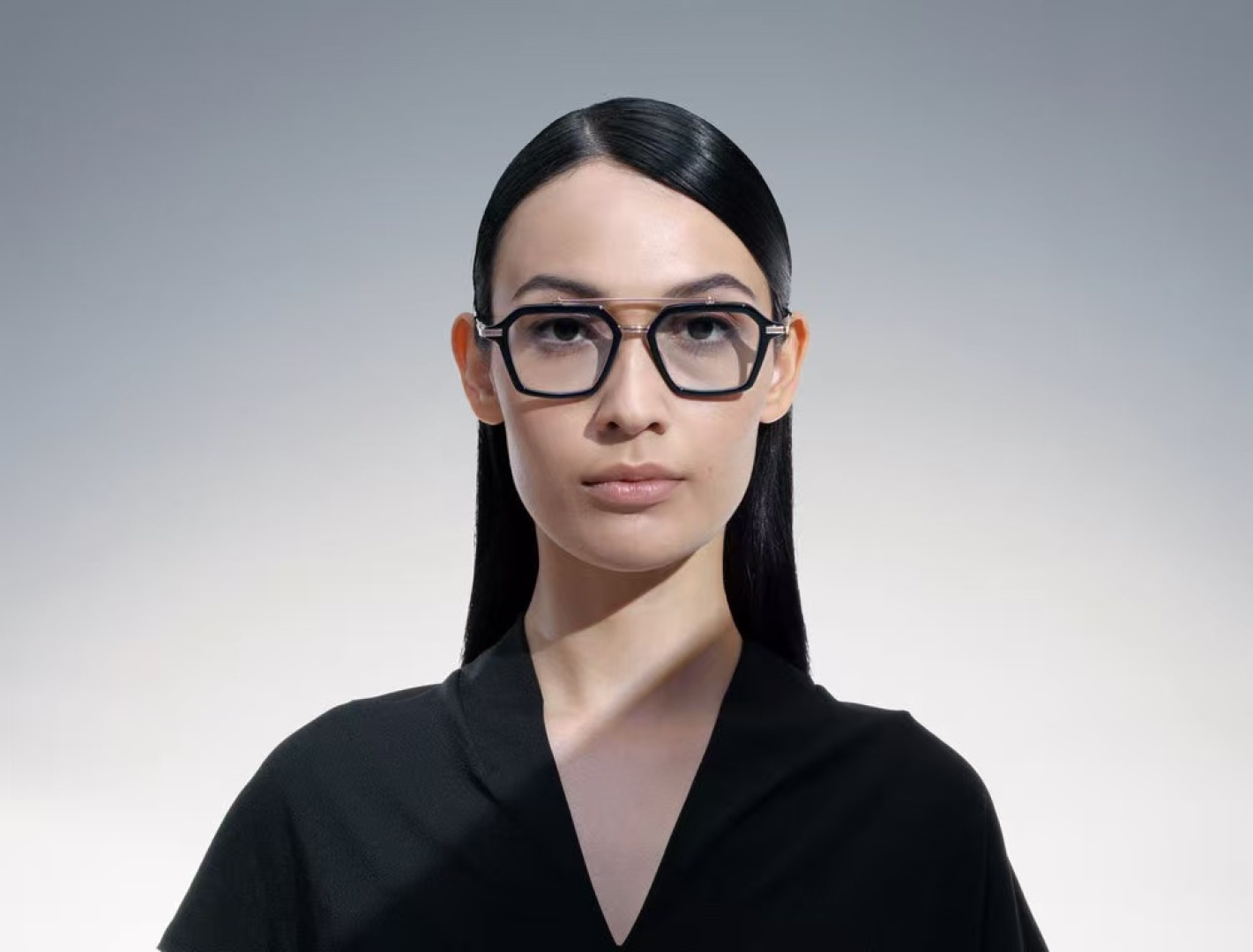 Akoni AKARI以引人注目的多层工程设计为特色——大量的日本醋酸轮辋在优雅对比鲜明的日本贵金属框架中精确平衡——为