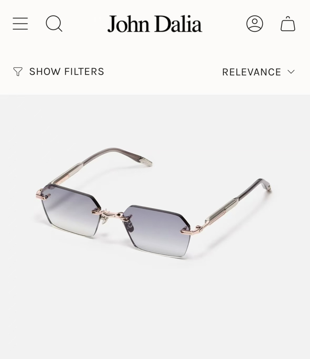 JOHN DALIA R03眼镜，尽显永恒优雅——这款男女皆宜的无框眼镜，兼具精致与舒适。圆角矩形镜框轮廓，宽阔的凹槽鼻