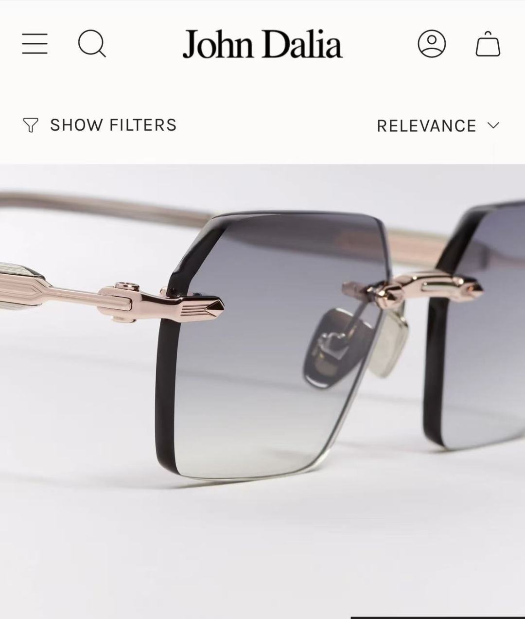 JOHN DALIA R03眼镜，尽显永恒优雅——这款男女皆宜的无框眼镜，兼具精致与舒适。圆角矩形镜框轮廓，宽阔的凹槽鼻