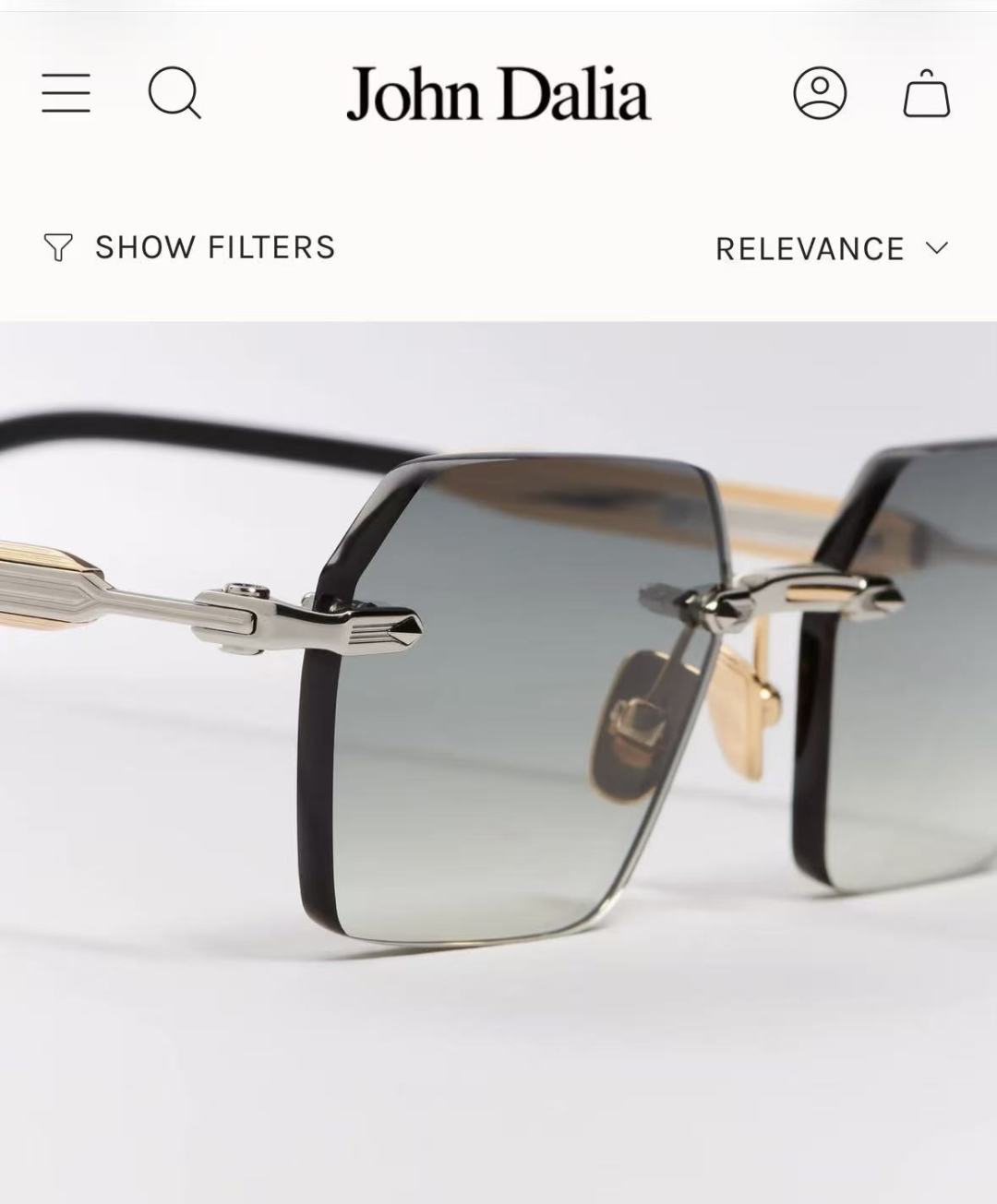 JOHN DALIA R03眼镜，尽显永恒优雅——这款男女皆宜的无框眼镜，兼具精致与舒适。圆角矩形镜框轮廓，宽阔的凹槽鼻