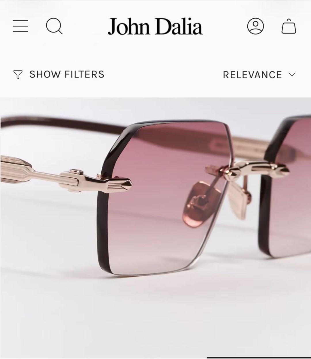 JOHN DALIA R03眼镜，尽显永恒优雅——这款男女皆宜的无框眼镜，兼具精致与舒适。圆角矩形镜框轮廓，宽阔的凹槽鼻