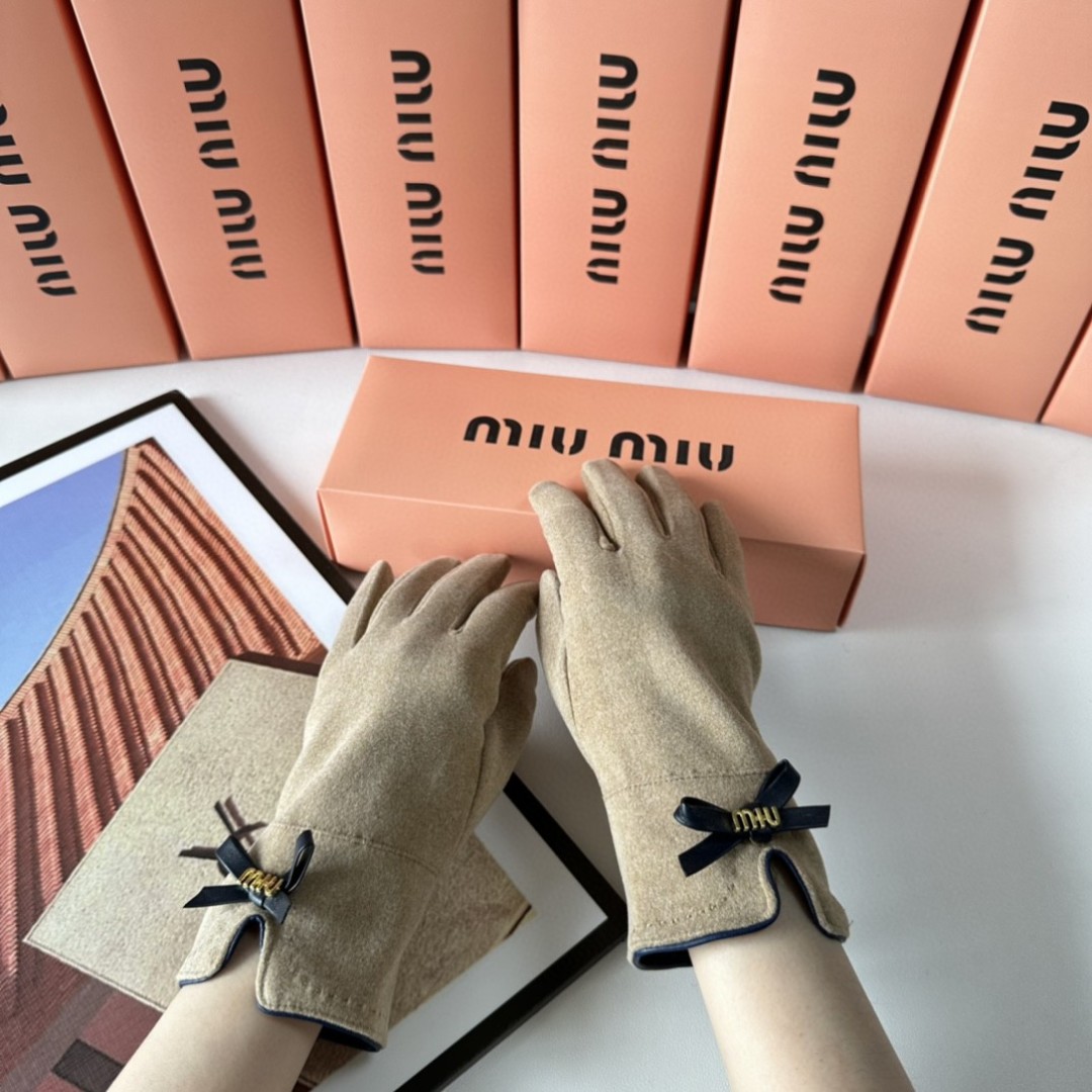 配包装MiuMiu（缪缪）新品手套，时尚手套，秋冬必备，经典简洁💕上手超舒适柔软、百搭！