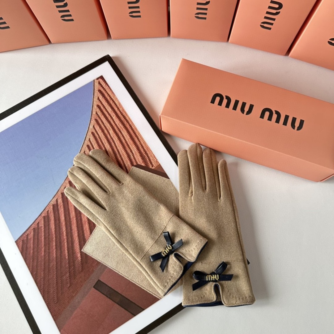 配包装MiuMiu（缪缪）新品手套，时尚手套，秋冬必备，经典简洁💕上手超舒适柔软、百搭！