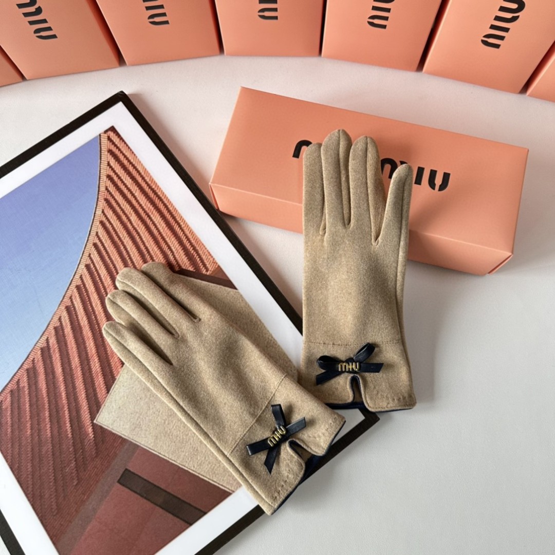 配包装MiuMiu（缪缪）新品手套，时尚手套，秋冬必备，经典简洁💕上手超舒适柔软、百搭！