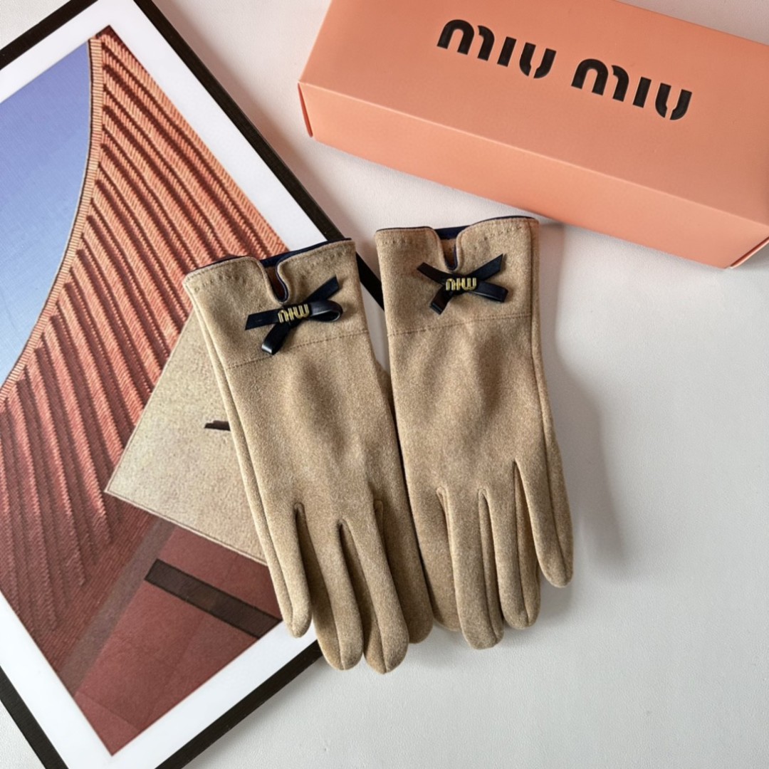 配包装MiuMiu（缪缪）新品手套，时尚手套，秋冬必备，经典简洁💕上手超舒适柔软、百搭！