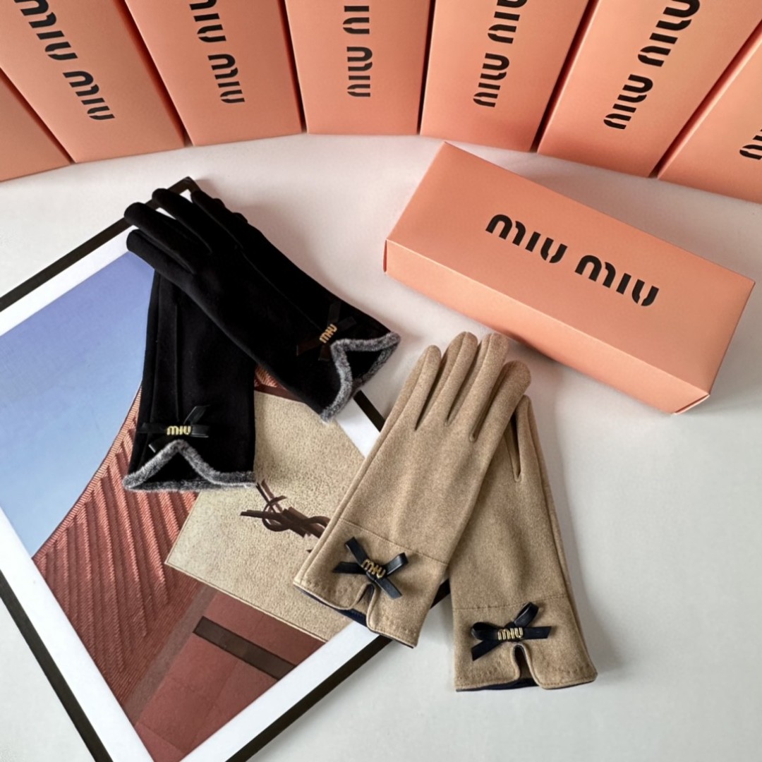 配包装MiuMiu（缪缪）新品手套，时尚手套，秋冬必备，经典简洁💕上手超舒适柔软、百搭！