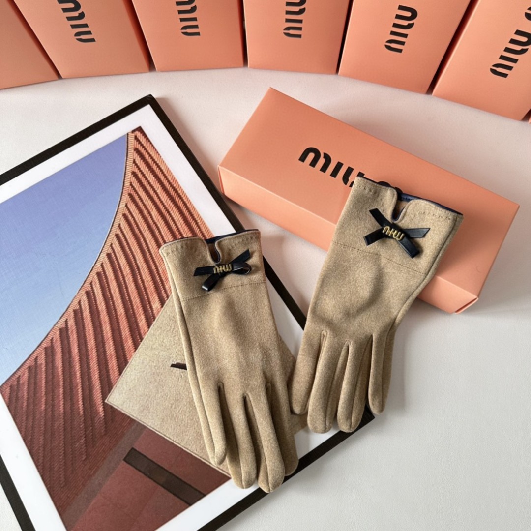 配包装MiuMiu（缪缪）新品手套，时尚手套，秋冬必备，经典简洁💕上手超舒适柔软、百搭！
