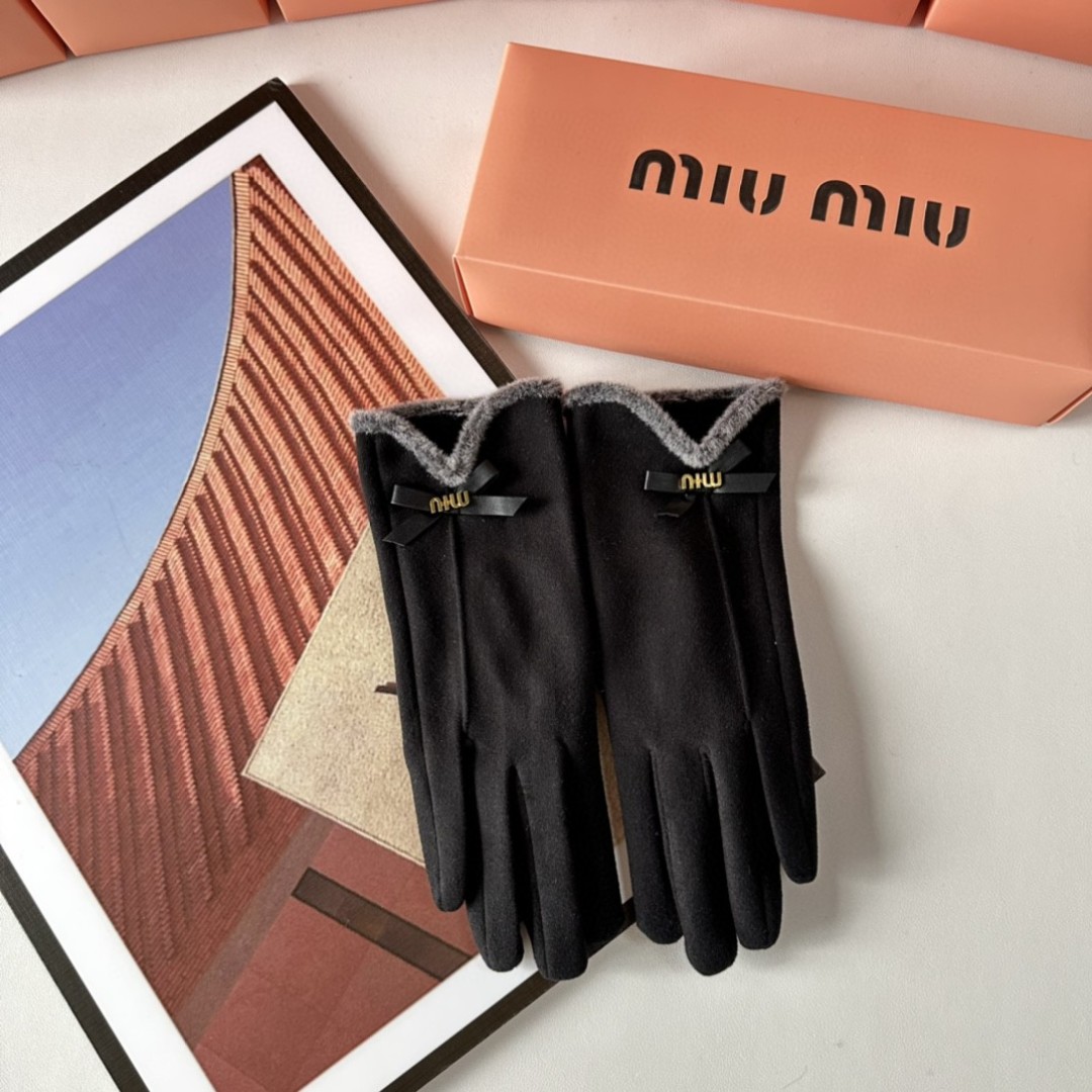 配包装MiuMiu（缪缪）新品手套，时尚手套，秋冬必备，经典简洁💕上手超舒适柔软、百搭！