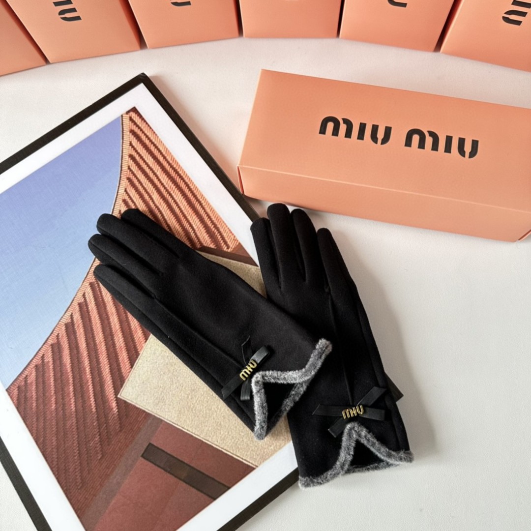 配包装MiuMiu（缪缪）新品手套，时尚手套，秋冬必备，经典简洁💕上手超舒适柔软、百搭！