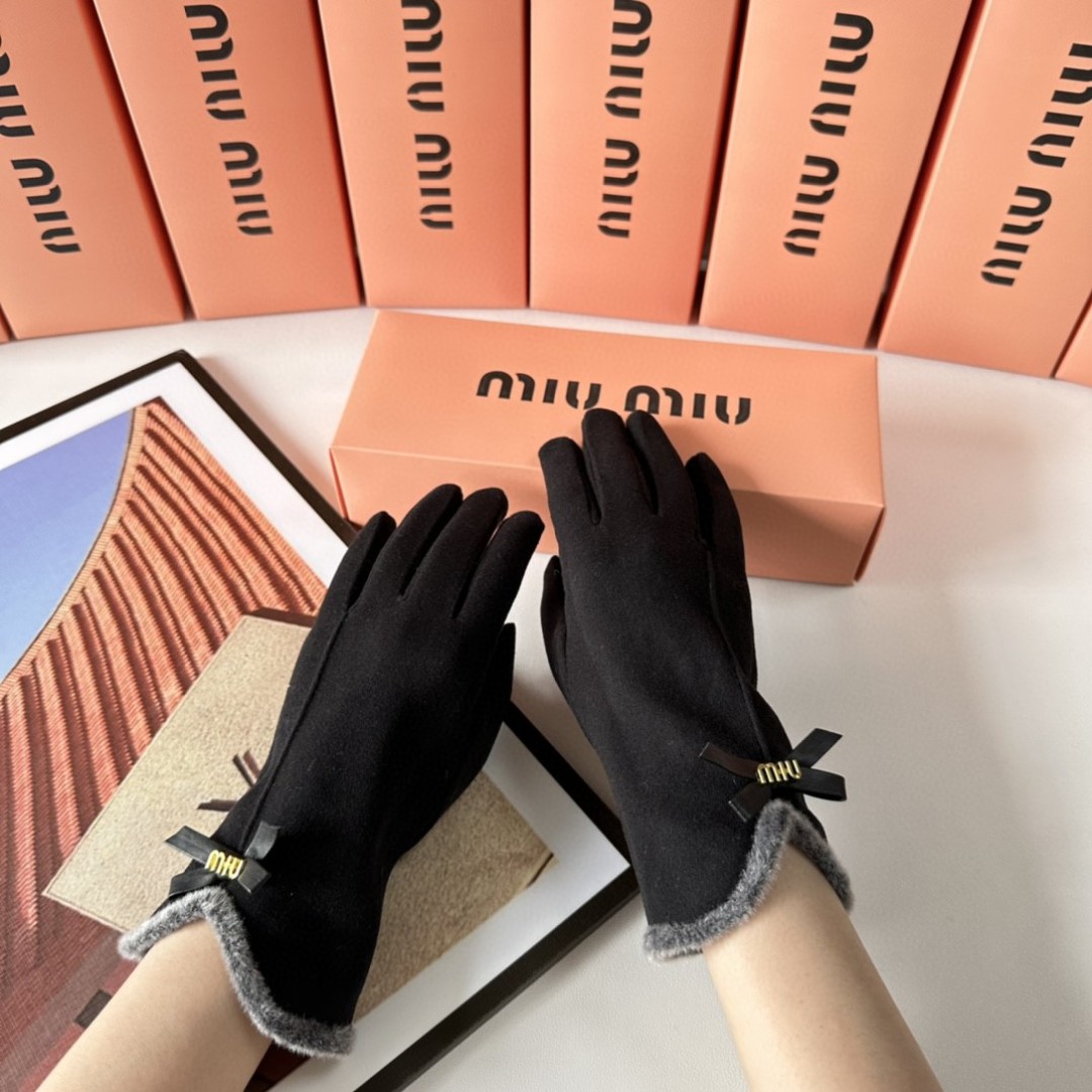 配包装MiuMiu（缪缪）新品手套，时尚手套，秋冬必备，经典简洁💕上手超舒适柔软、百搭！