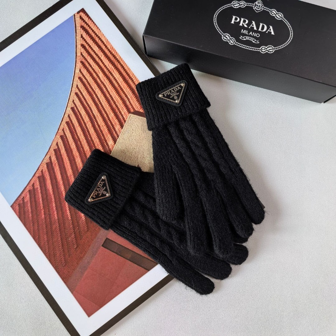 配包装PRADA(普拉达)新品麻花手套，时尚手套，秋冬必备，经典简洁💕上手超舒适柔软、百搭！