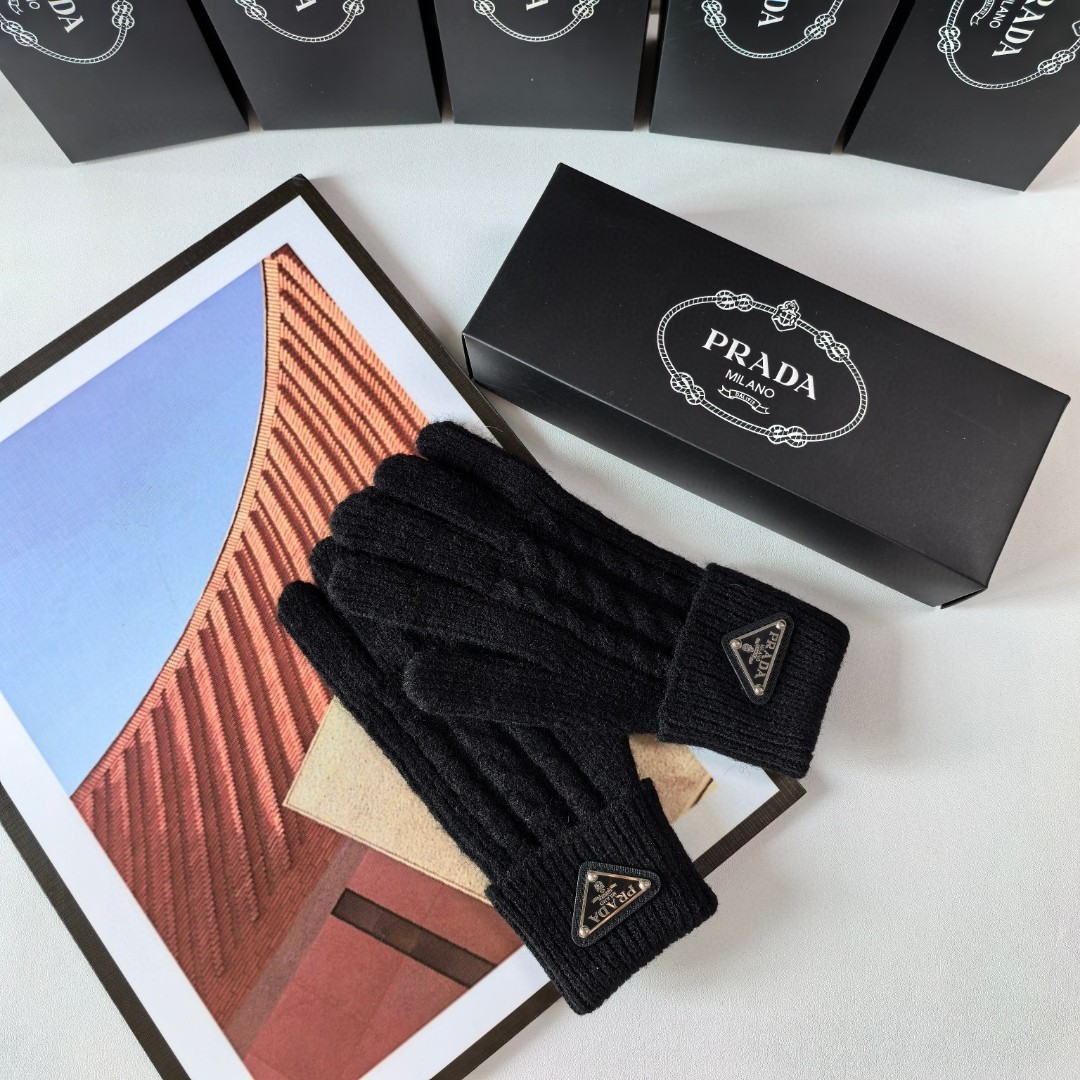 配包装PRADA(普拉达)新品麻花手套，时尚手套，秋冬必备，经典简洁💕上手超舒适柔软、百搭！