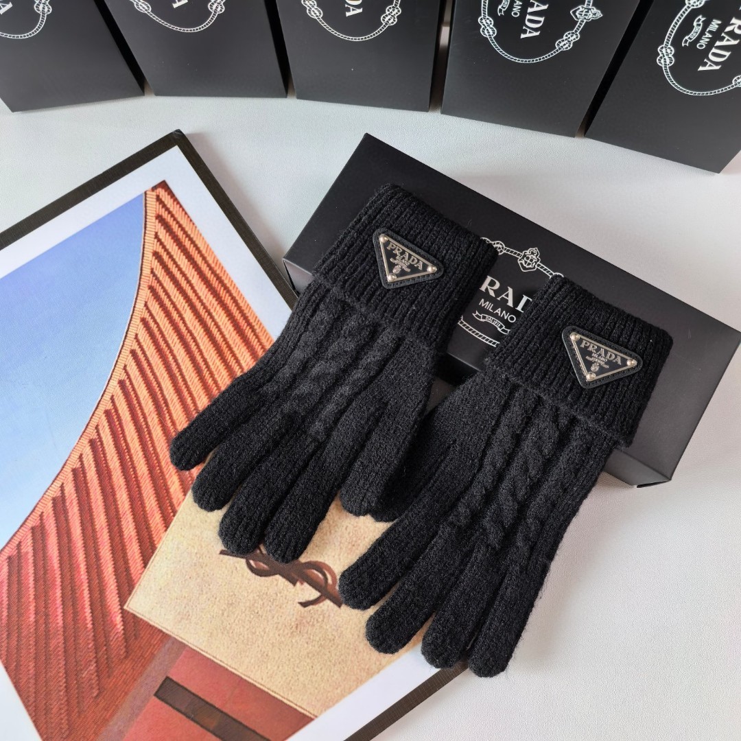 配包装PRADA(普拉达)新品麻花手套，时尚手套，秋冬必备，经典简洁💕上手超舒适柔软、百搭！