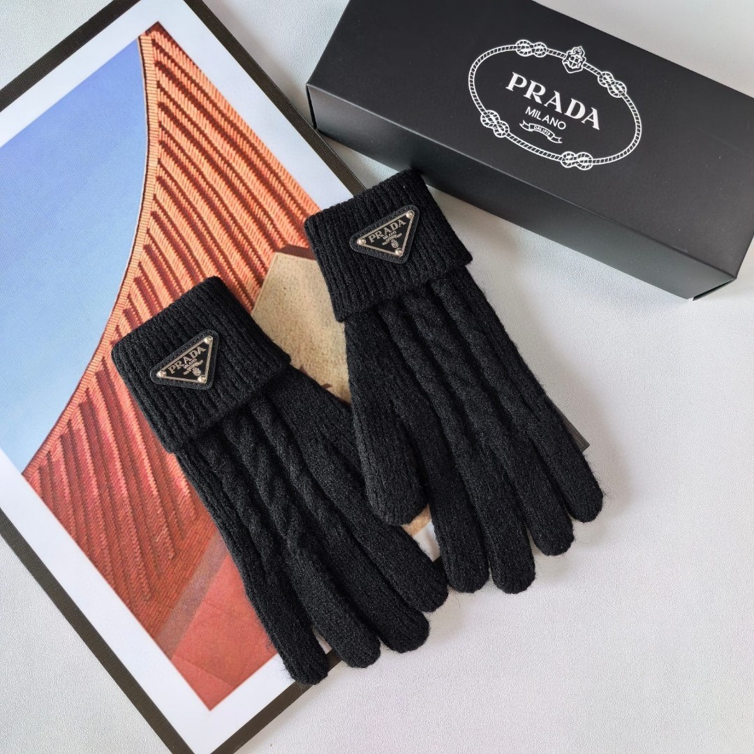 配包装PRADA(普拉达)新品麻花手套，时尚手套，秋冬必备，经典简洁💕上手超舒适柔软、百搭！