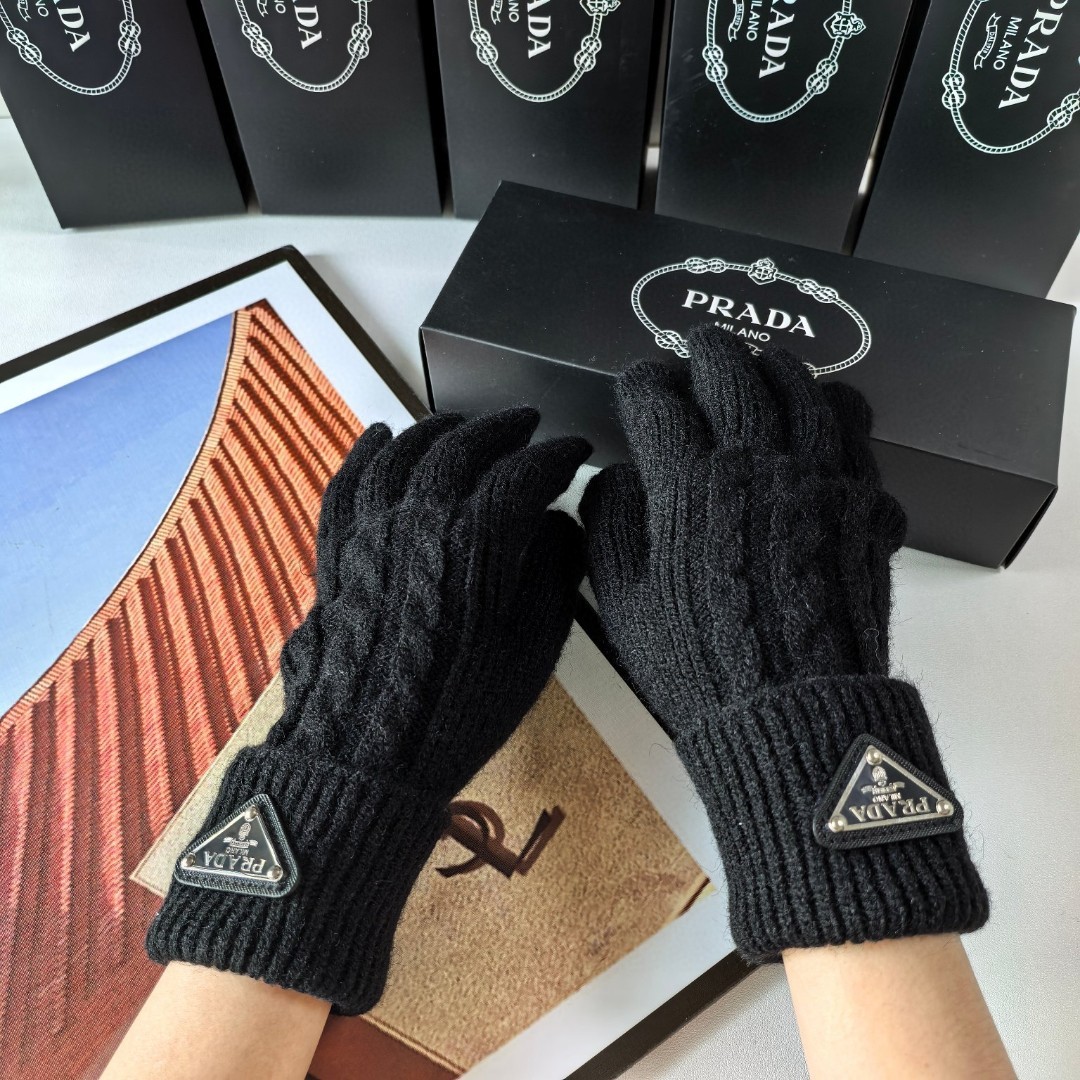 配包装PRADA(普拉达)新品麻花手套，时尚手套，秋冬必备，经典简洁💕上手超舒适柔软、百搭！