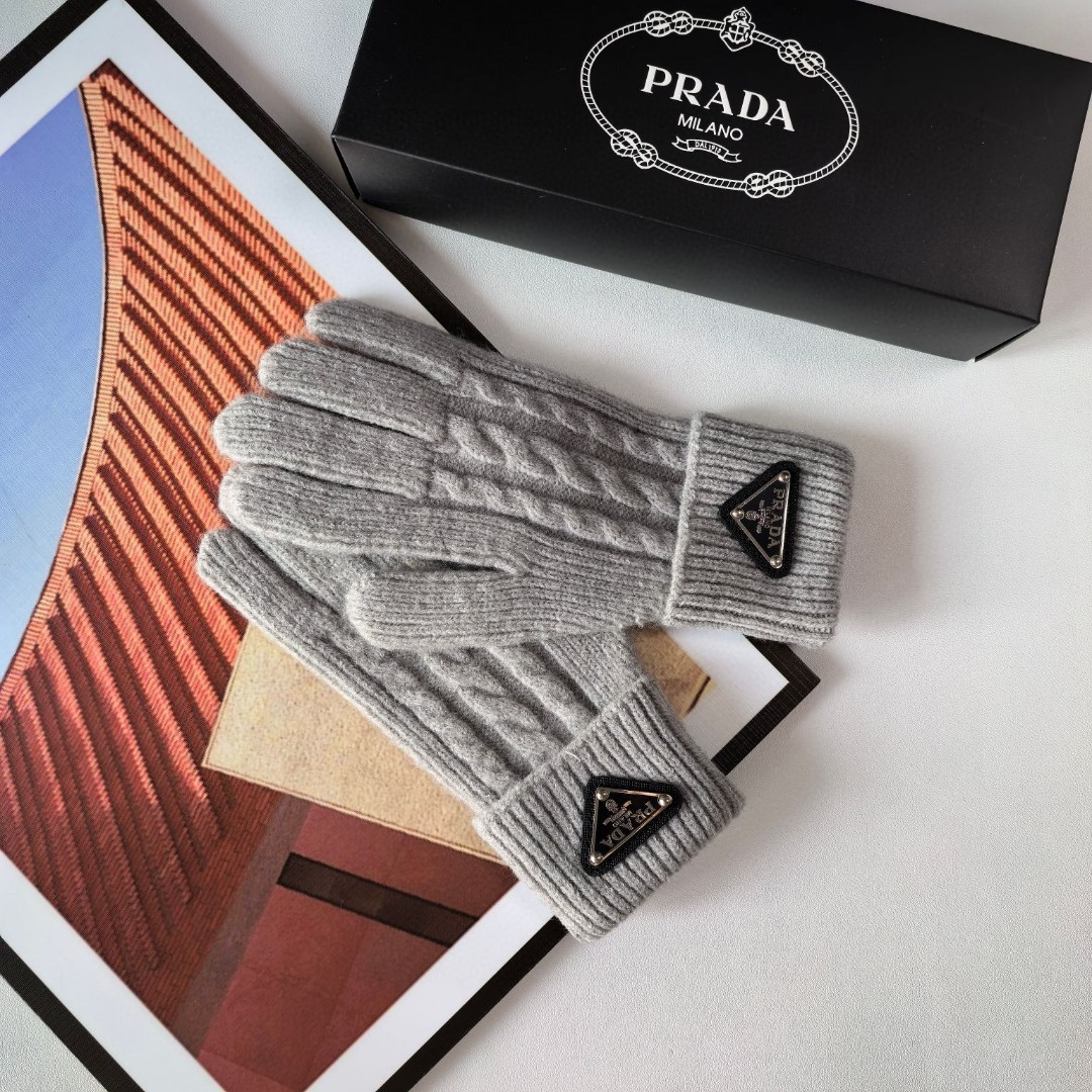 配包装PRADA(普拉达)新品麻花手套，时尚手套，秋冬必备，经典简洁💕上手超舒适柔软、百搭！