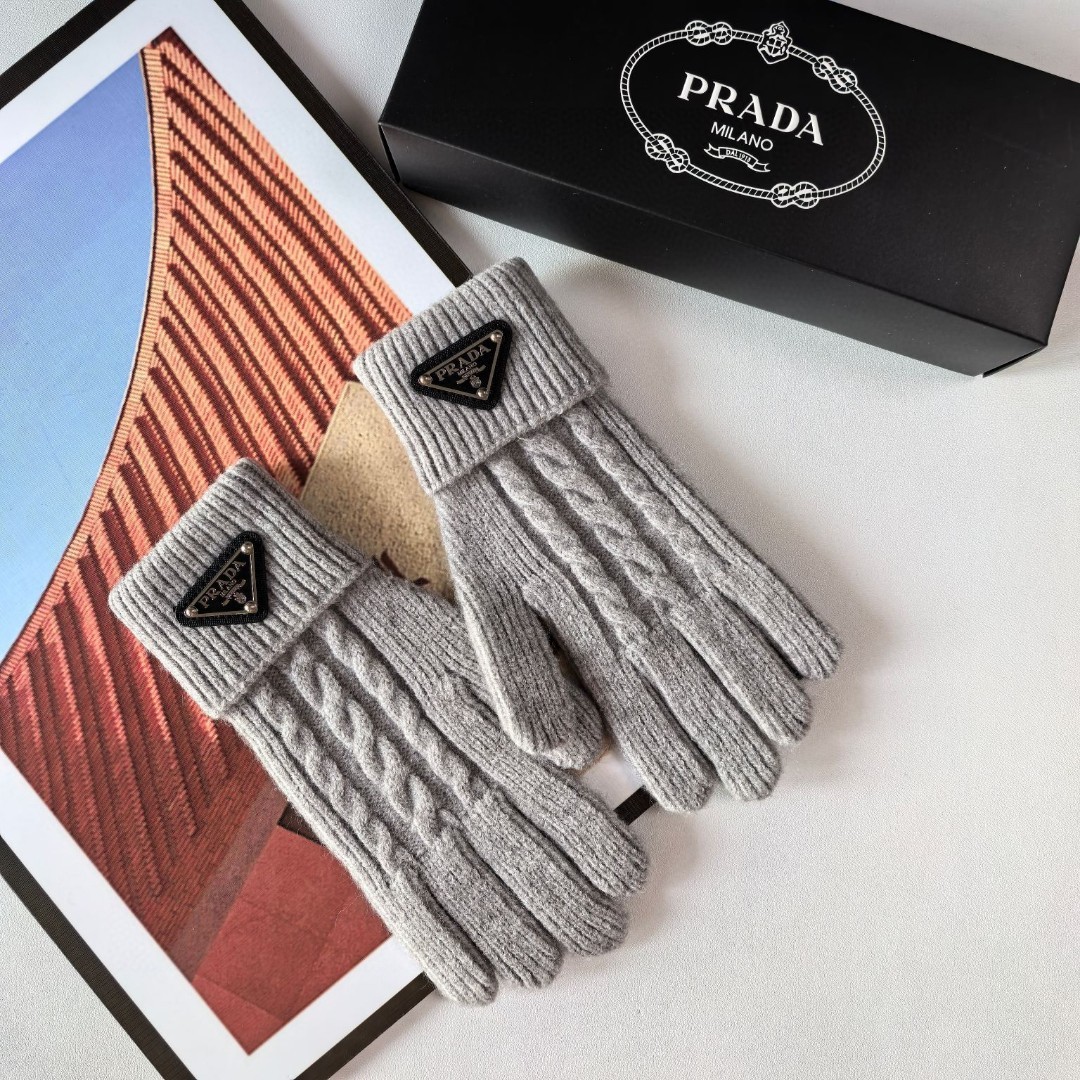 配包装PRADA(普拉达)新品麻花手套，时尚手套，秋冬必备，经典简洁💕上手超舒适柔软、百搭！