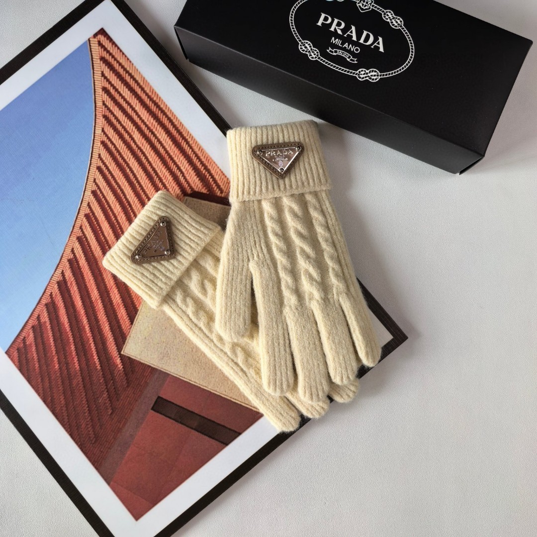 配包装PRADA(普拉达)新品麻花手套，时尚手套，秋冬必备，经典简洁💕上手超舒适柔软、百搭！