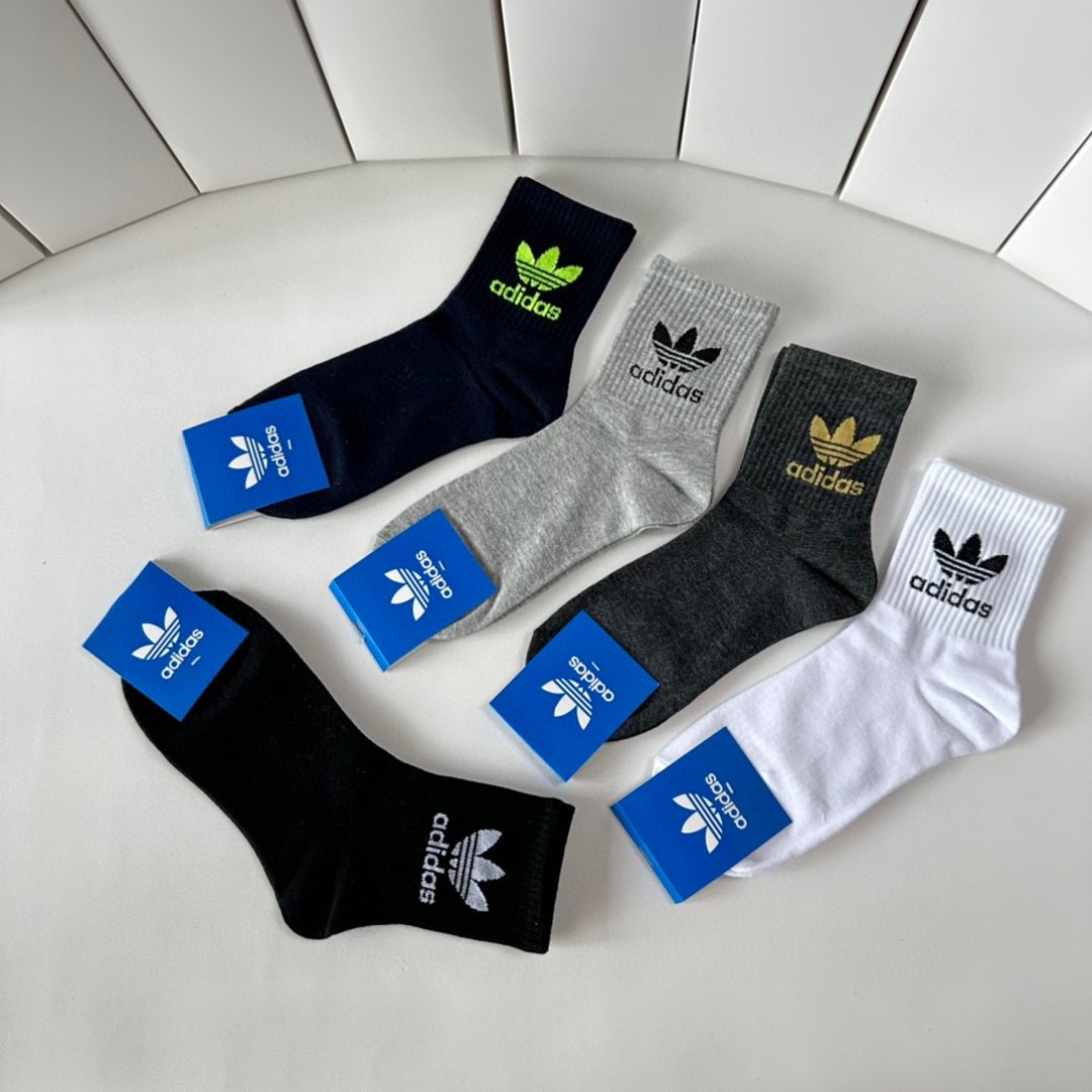  💛配专柜包装
adidas（阿迪达斯）新款三叶草中长款堆堆袜袜子！一盒五双，专柜同步筒袜袜子，大牌出街