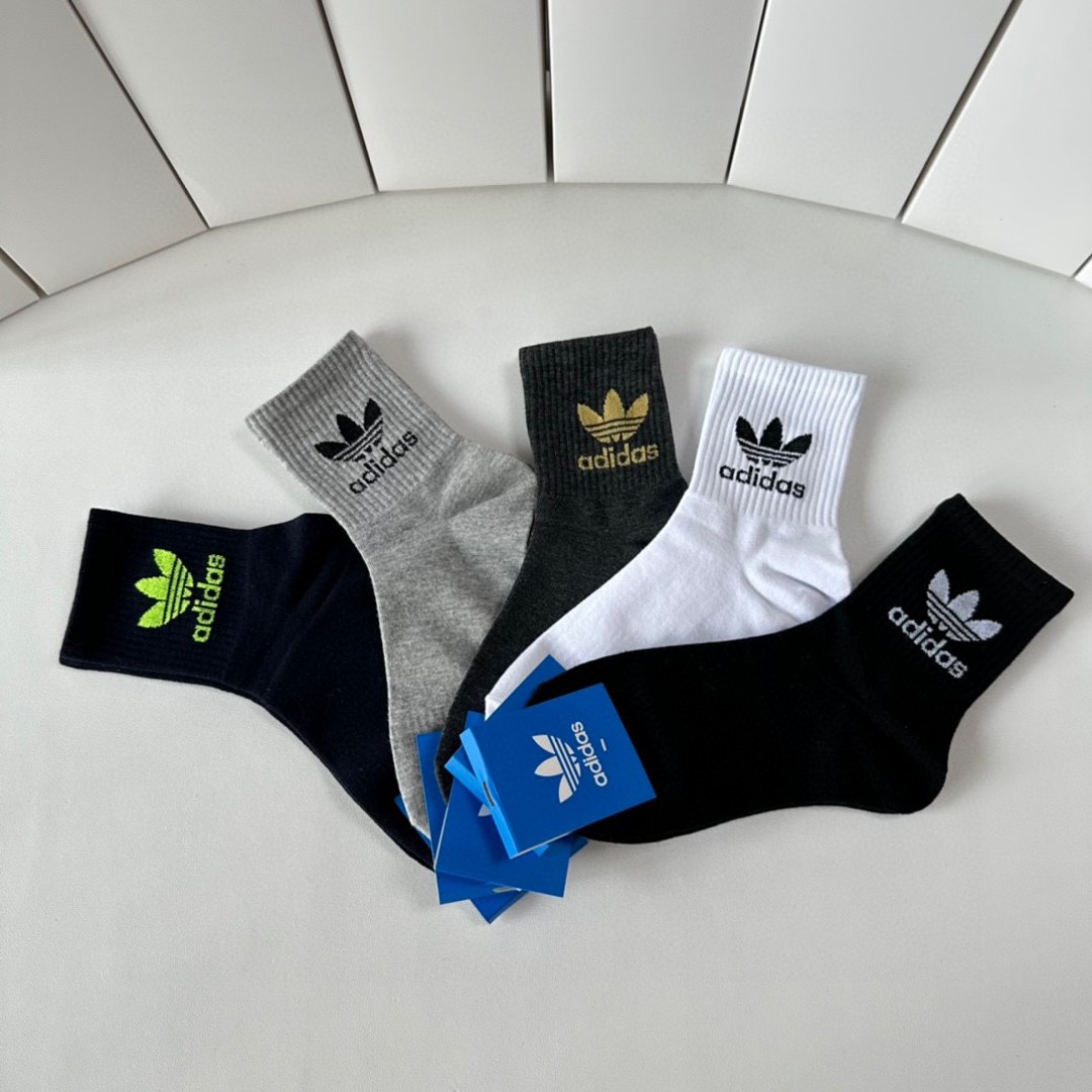  💛配专柜包装
adidas（阿迪达斯）新款三叶草中长款堆堆袜袜子！一盒五双，专柜同步筒袜袜子，大牌出街