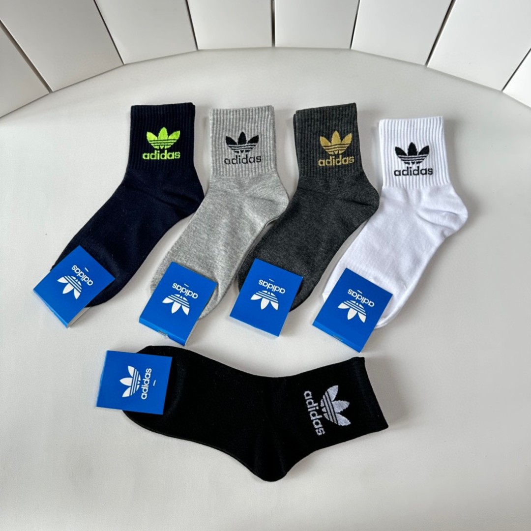  💛配专柜包装
adidas（阿迪达斯）新款三叶草中长款堆堆袜袜子！一盒五双，专柜同步筒袜袜子，大牌出街